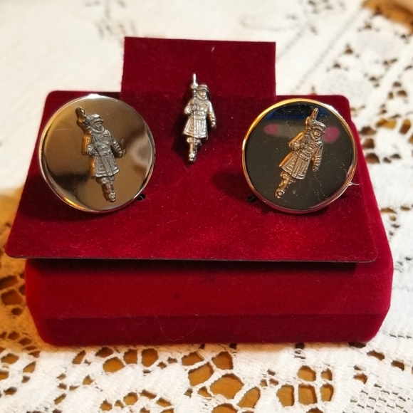 Vintage Other - VTG Beefeater Sterling Emblem Cufflink Set